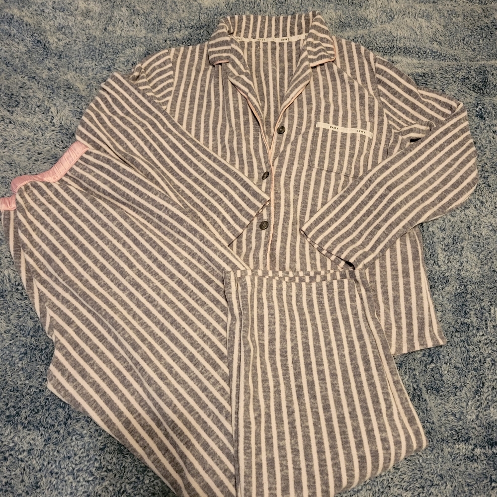DKNY 2 piece long sleeve pajama set size Medium